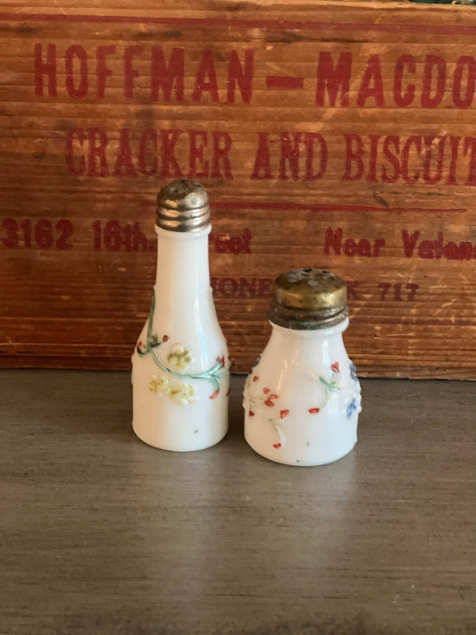Vintage White Milk Glass Salt and Pepper Shakers Flower Salt and Pepper Shakers Cottagecore Decor